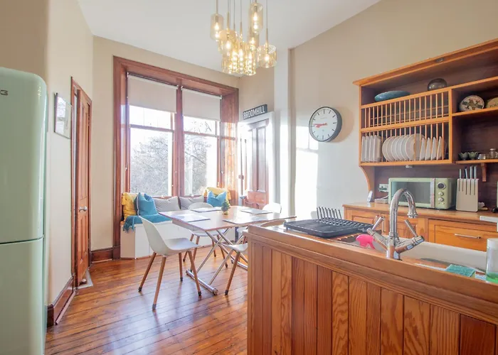 Pass The Keys Beautiful, Traditional 2 Bed Flat W Free Parking