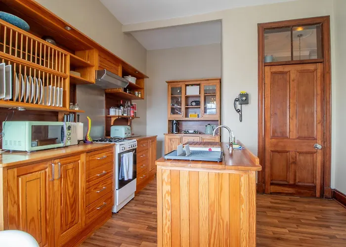 Pass The Keys Beautiful, Traditional 2 Bed Flat W Free Parking